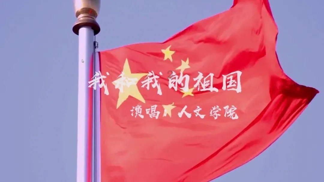 看到深圳街拍,才发现:满大街都是“派克服+鲨鱼裤”,保暖显瘦